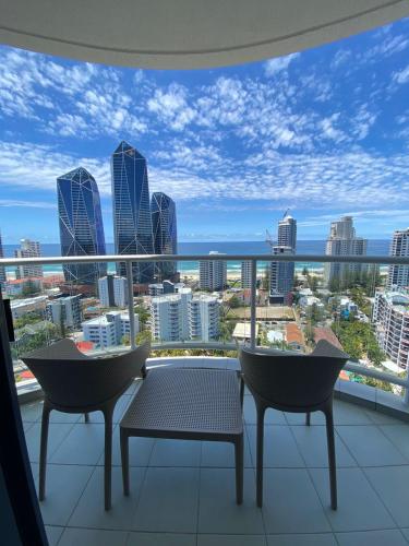 balcón con 2 sillas y vistas a la ciudad en Ocean View Studio Apt - Surfer's Paradise, en Gold Coast