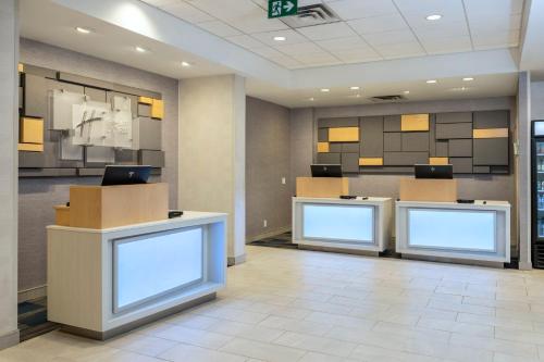 um lobby com dois balcões com caixas neles em Holiday Inn Express Toronto Downtown, an IHG Hotel em Toronto