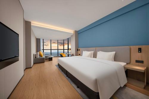 Letto o letti in una camera di Holiday Inn Express Jiangmen Yinhu Bay by IHG