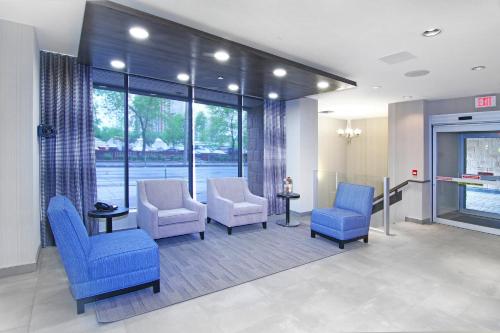 una sala de espera de hospital con sillas en Holiday Inn Express and Suites Calgary, an IHG Hotel, en Calgary