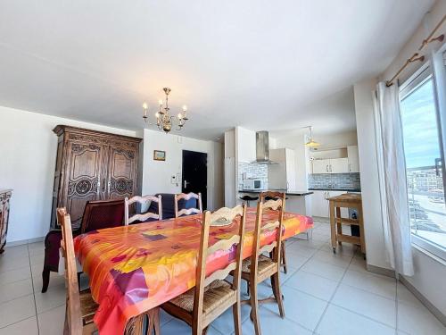 une cuisine et une salle à manger avec une table et des chaises dans l'établissement Appartement 3P avec Ascenseur, Parking et Proche Plage à Granville - FR-1-361-59, à Granville