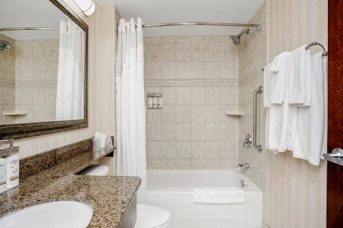 Koupelna v ubytování Holiday Inn Express Hotel & Suites - Slave Lake by IHG