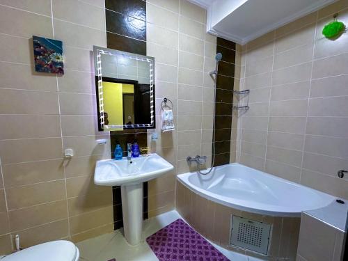 une salle de bain avec un lavabo, une baignoire et des toilettes dans l'établissement Luxury LovelyStay - View & proximity to TGV and Corniche, à Tanger