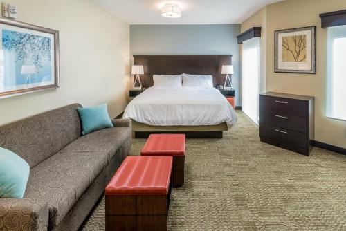 מיטה או מיטות בחדר ב-Staybridge Suites - Saskatoon - University, an IHG Hotel