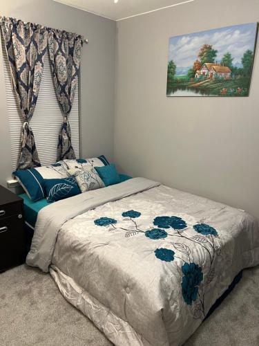 1 dormitorio con 1 cama y una pintura en la pared en Lucky home, en Raleigh