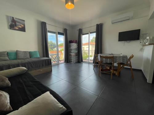 Photo de la galerie de l'établissement Argelès-sur-Mer: Studio 4 couchages, balcons, clim, proche mer - FR-1-309-423, à Argelès-sur-Mer