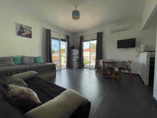 Photo de la galerie de l'établissement Argelès-sur-Mer: Studio 4 couchages, balcons, clim, proche mer - FR-1-309-423, à Argelès-sur-Mer