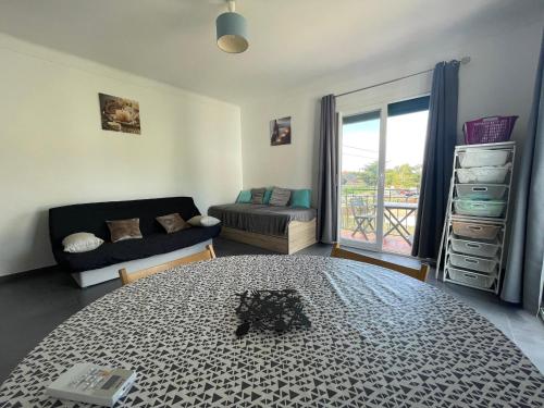 um quarto com uma cama e uma sala de estar com um sofá em Appartement Argelès-sur-Mer, 1 pièce, 3 personnes - FR-1-309-423 em Argelès-sur-Mer