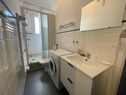 uma casa de banho com um lavatório e uma máquina de lavar roupa em Appartement Argelès-sur-Mer, 1 pièce, 3 personnes - FR-1-309-423 em Argelès-sur-Mer
