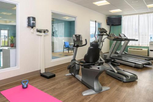 a gym with treadmills and exercise bikes in a room at Holiday Inn Express Hotel & Suites North Bay by IHG in North Bay