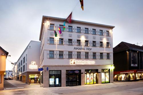 un edificio blanco alto con un letrero. en Holiday Inn Express - Göppingen, an IHG Hotel, en Göppingen
