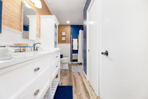 ein Badezimmer mit einem weißen Waschbecken und einem WC in der Unterkunft Cozy Apartment in Downtown Elizabethton in Elizabethton