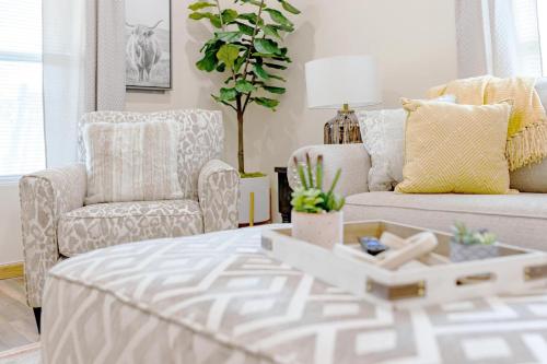 ジョンソンシティにある2BR 1BA Remodeled House in Gray Communityのソファと椅子2脚のあるリビングルーム