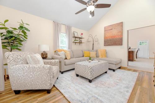2BR 1BA Remodeled House in Gray Communityにあるシーティングエリア