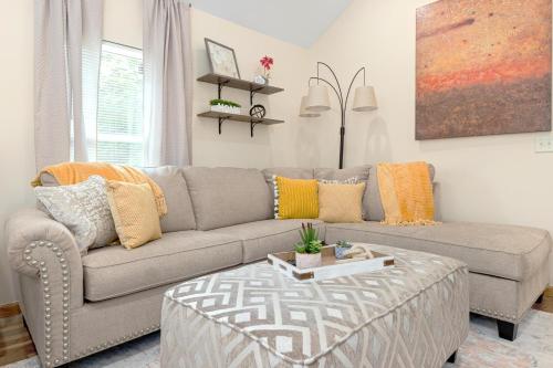 2BR 1BA Remodeled House in Gray Communityにあるシーティングエリア