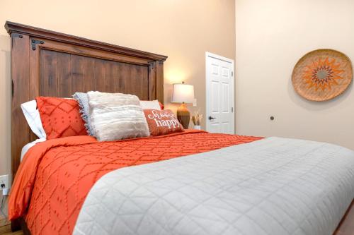 2BR 1BA Remodeled House in Gray Communityにあるベッド