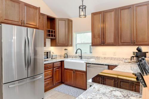 2BR 1BA Remodeled House in Gray Communityにあるキッチンまたは簡易キッチン
