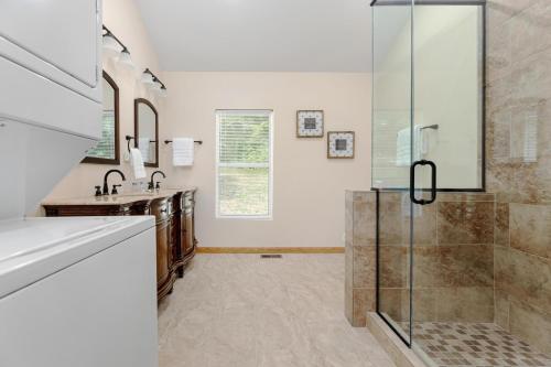 ein Bad mit einer Dusche und einem Waschbecken in der Unterkunft 2BR 1BA Remodeled House in Gray Community in Johnson City