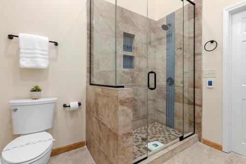 ジョンソンシティにある2BR 1BA Remodeled House in Gray Communityのバスルーム(シャワー、トイレ付)