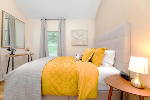 ein Schlafzimmer mit einem großen Bett und einer gelben Decke in der Unterkunft 2BR 1BA Remodeled House in Gray Community in Johnson City