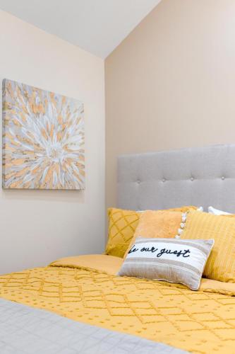 2BR 1BA Remodeled House in Gray Communityにあるベッド