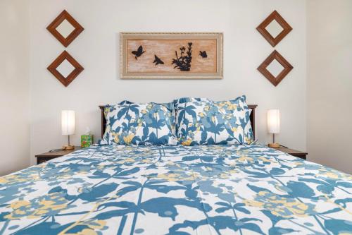 ein Schlafzimmer mit einem blauen und weißen Bett mit Vögeln an der Wand in der Unterkunft 3BR Home Near Historic Downtown Jonesborough in Jonesborough