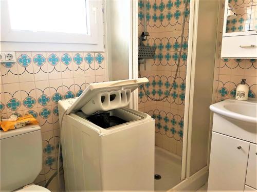 a bathroom with a trash can in the corner at Apartamento Roses, 1 dormitorio, 4 personas - ES-258-83 in Roses