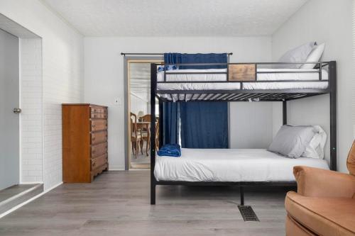 Poschodová posteľ alebo postele v izbe v ubytovaní Riverfront refuge cozy retreat by Watauga River