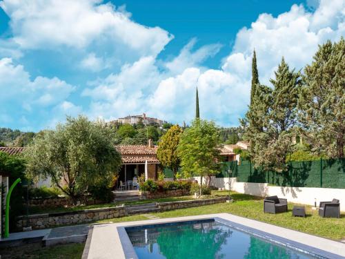 une maison avec une piscine dans une cour dans l'établissement Villa Cannelle à Callian, Piscine privée, près du Lac de Saint-Cassien, 6 pers. - FR-1-779-1, à Callian