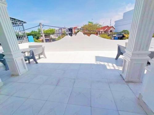 a patio with two benches and a skate park at Khách Sạn Tường Vy in An HÃ²a