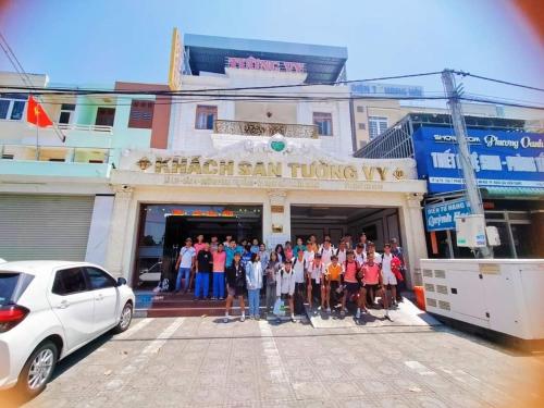 a group of people standing in front of a building at Khách Sạn Tường Vy in An HÃ²a
