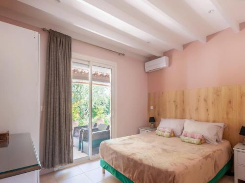 une chambre avec un grand lit et une fenêtre dans l'établissement Villa Cannelle à Callian, Piscine privée, près du Lac de Saint-Cassien, 6 pers. - FR-1-779-1, à Callian