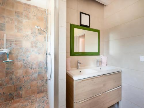 une salle de bain avec un lavabo et une douche avec un miroir dans l'établissement Villa Cannelle à Callian, Piscine privée, près du Lac de Saint-Cassien, 6 pers. - FR-1-779-1, à Callian