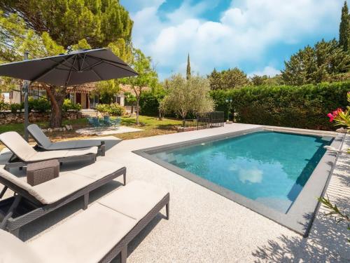 Gallery image of Villa avec Piscine à Callian, Var - 6 Pers, Proche Lac de Saint-Cassien, Golf, Climatisée, Jardin Privé - FR-1-779-4 in Callian