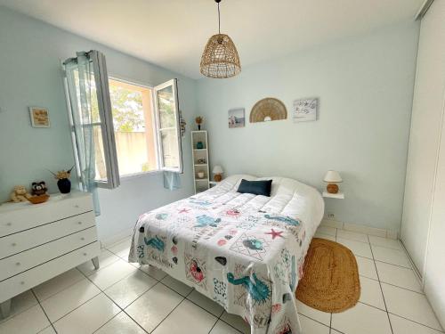une chambre avec un lit, une commode et une fenêtre dans l'établissement Maison rénovée avec jardin, 2 chambres, WiFi, à 500m de la mer - Brétignolles-sur-Mer - FR-1-231-320, à Bretignolles-sur-Mer