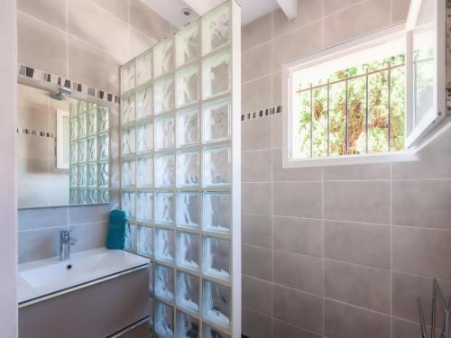 La salle de bains est pourvue d'une fenêtre, d'une baignoire et d'un lavabo. dans l'établissement Villa avec Piscine à Callian, Var - 6 Pers, Proche Lac de Saint-Cassien, Golf, Climatisée, Jardin Privé - FR-1-779-4, à Callian