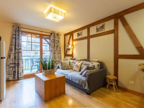 - un salon avec un canapé en face d'une fenêtre dans l'établissement Appartement 6 pers avec piscine, sauna et terrasse - Saint-Lary-Soulan centre - FR-1-296-498, à Saint-Lary-Soulan