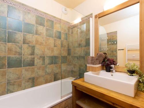 une salle de bain avec un lavabo et une douche dans l'établissement Appartement 6 pers avec piscine, sauna et terrasse - Saint-Lary-Soulan centre - FR-1-296-498, à Saint-Lary-Soulan