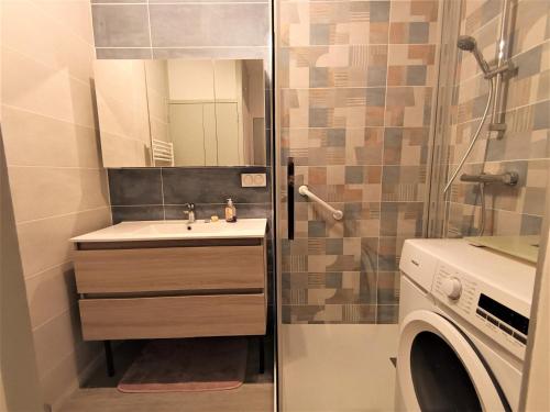 une salle de bain avec un lavabo et une machine à laver dans l'établissement Appartement Confortable Proche des Thermes à Balaruc-les-Bains - FR-1-503-178, à Balaruc-les-Bains