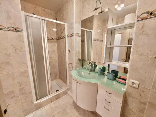 La salle de bains est pourvue d'une douche et d'un lavabo vert. dans l'établissement Beau P2 en centre ville de La Grande-Motte, proche mer - FR-1-716-72, à La Grande Motte