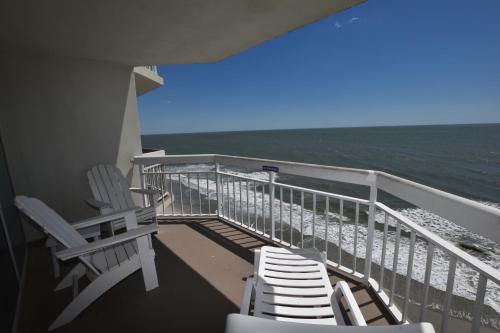 dwa krzesła siedzące na balkonie z widokiem na ocean w obiekcie 0902 Waters Edge Resort condo w mieście Myrtle Beach