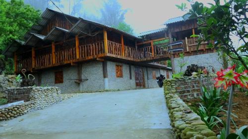 a house with a balcony on top of it at MƯỜNG HOA Peaceful HOMESTAY & Sapa in Lao Cai