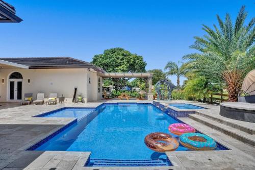Kolam renang di atau dekat dengan Luxury 8BR w Pool Mini-golf Soccer- 16 Guests