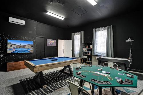 Meja biliard di Luxury 8BR w Pool Mini-golf Soccer- 16 Guests