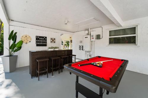 Spacious 8BR w Guesthouse POOL Tons of Gamesにあるテレビまたはエンターテインメントセンター