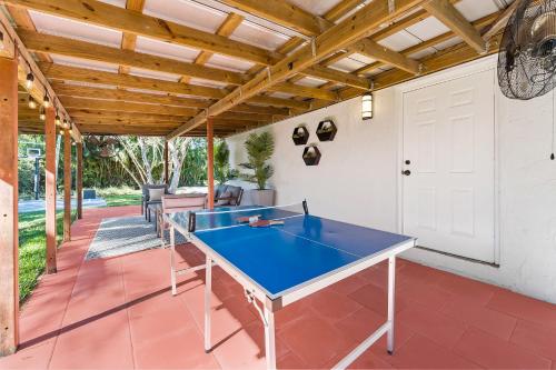 Spacious 8BR w Guesthouse POOL Tons of Gamesの敷地内または近くにある卓球施設