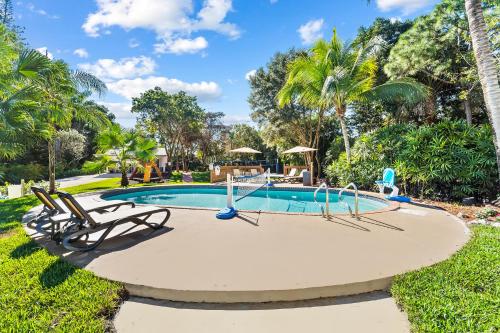 Spacious 8BR w Guesthouse POOL Tons of Gamesの敷地内または近くにあるプール