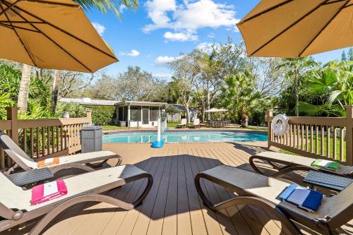 Spacious 8BR w Guesthouse POOL Tons of Gamesの敷地内または近くにあるプール