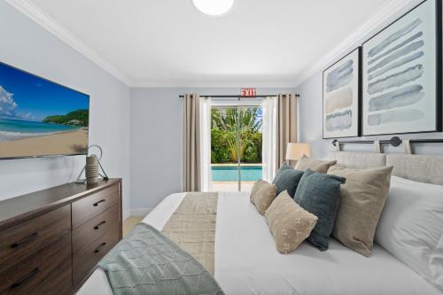 Rúm í herbergi á 4BR Intracoastal Retreat with Pool Games & More