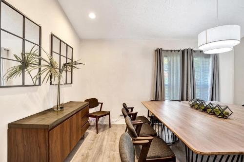 Konferenční prostory v ubytování Luxury 7 Br Home w Pool Gameroom Soccer Field